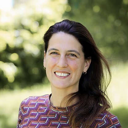 Mitarbeiterfoto vor grünem Hintergrund